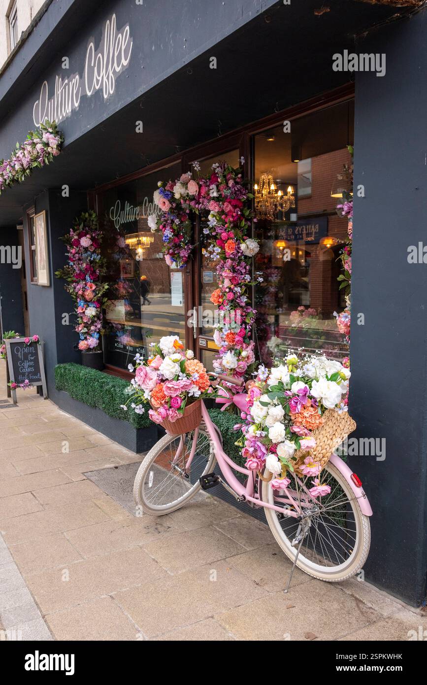 Culture Cafe, Fisherton Street, Salisbury, decorato davanti con fiori e una bicicletta rosa ricoperta di fiori, Regno Unito Foto Stock