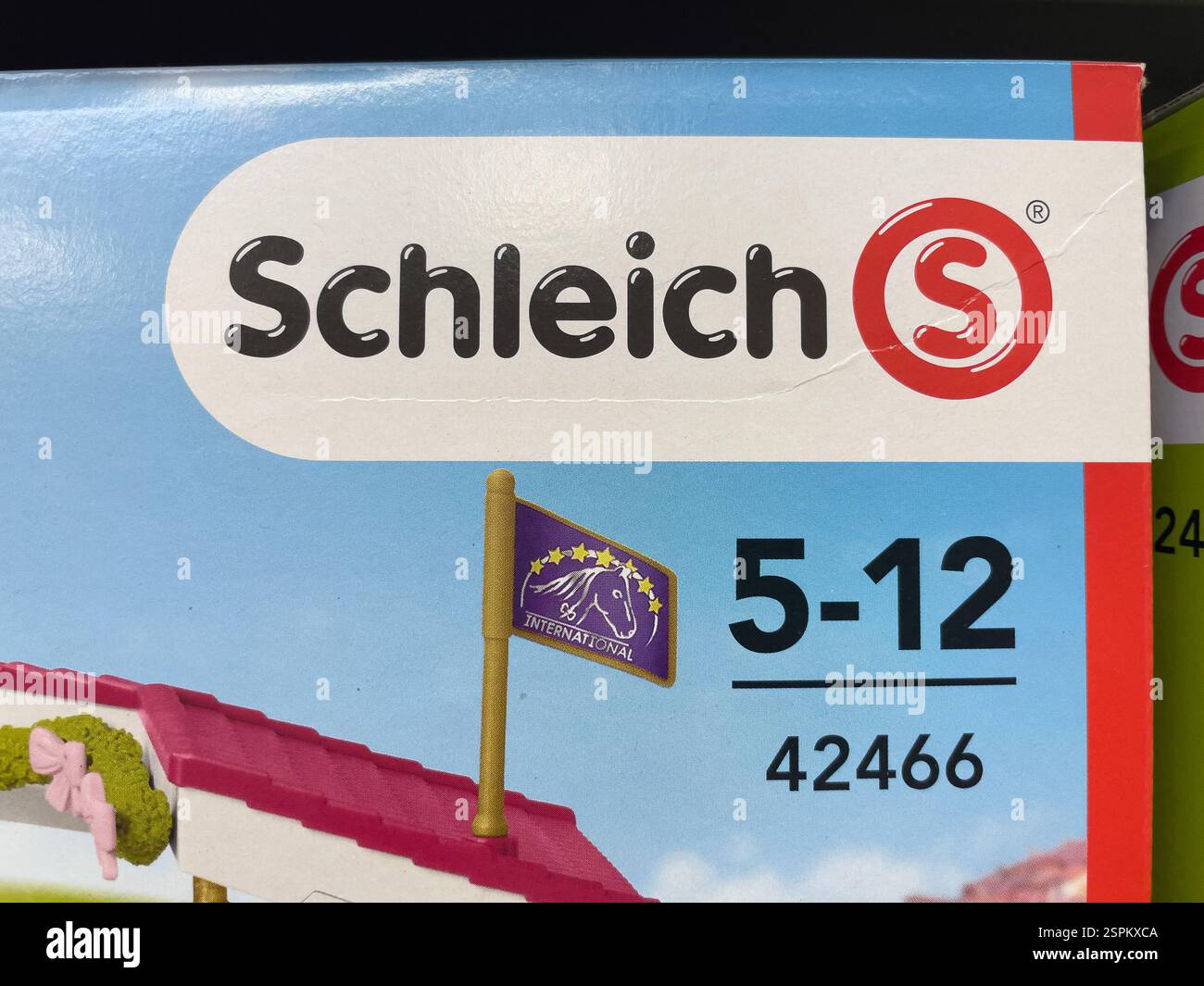 Primo piano di una confezione di giocattoli Schleich. La scatola è prevalentemente blu chiaro e bianco, con il logo Schleich, la fascia di età (5-12), il numero del prodotto Foto Stock
