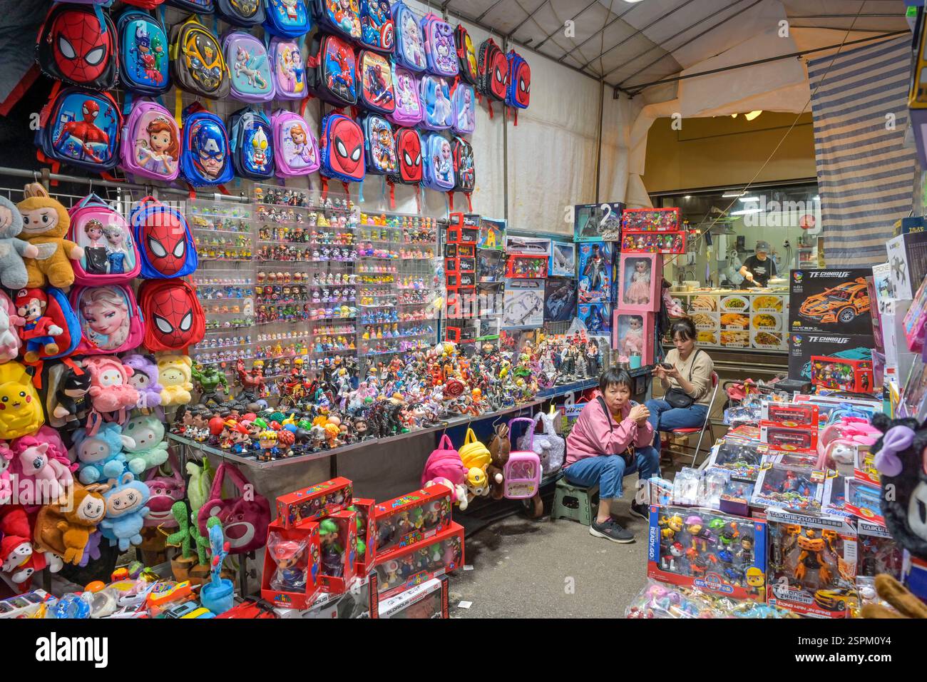 Kinderspielzeug, Stand auf dem Ladies Market, Kowloon, Hong Kong, Volksrepublik Cina Foto Stock