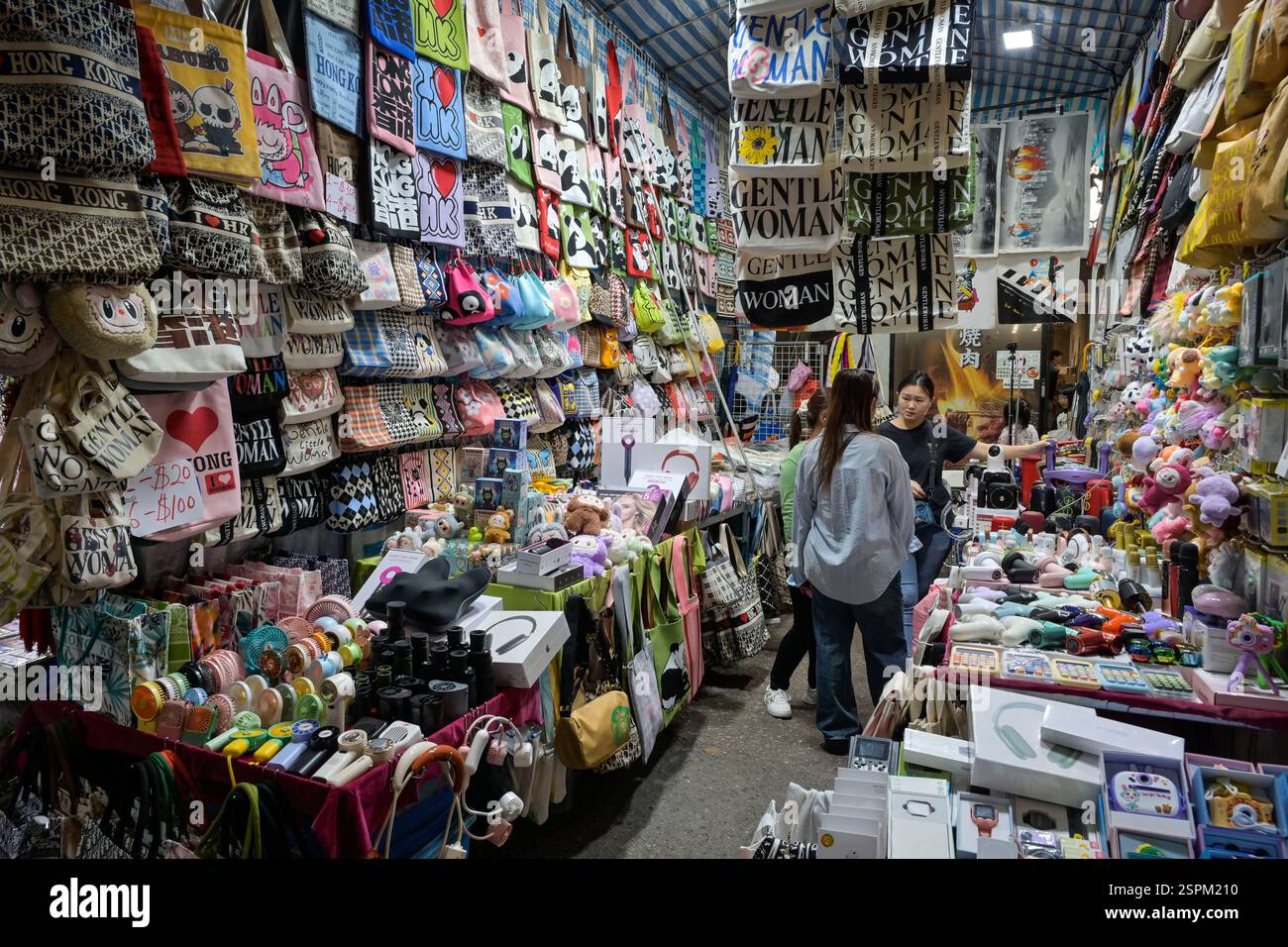 Taschen, Textilien, Plastik, Stand auf dem Ladies Market, Kowloon, Hong Kong, Volksrepublik Cina Foto Stock