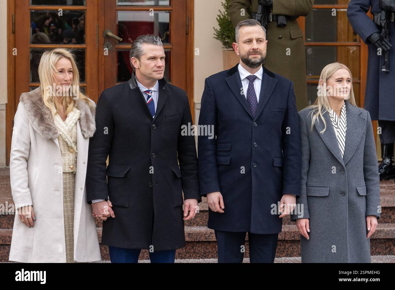 Il Segretario alla difesa degli Stati Uniti, Pete Hegseth (2ndL), sua moglie Jennifer Rauchet (L), il Ministro della difesa nazionale polacco, Wladyslaw Kosiniak e sua moglie Paulina Kosiniak assistono a una parata d'onore militare presso il Ministero della difesa. Un incontro di alto livello per la difesa ha avuto luogo a Varsavia tra il vice primo ministro polacco e ministro della difesa nazionale Wladyslaw Kosiniak-Kamysz e il segretario alla difesa degli Stati Uniti Pete Hegseth. I colloqui si sono concentrati sul rafforzamento della cooperazione bilaterale in materia di difesa, sul rafforzamento della sicurezza regionale e sul rafforzamento delle misure di dissuasione sul fianco orientale della NATO. La Polonia rimane una chiave degli Stati Uniti Foto Stock