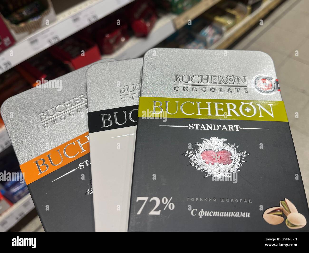 Selezione di cioccolato Bucheron in confezioni metalliche Foto Stock