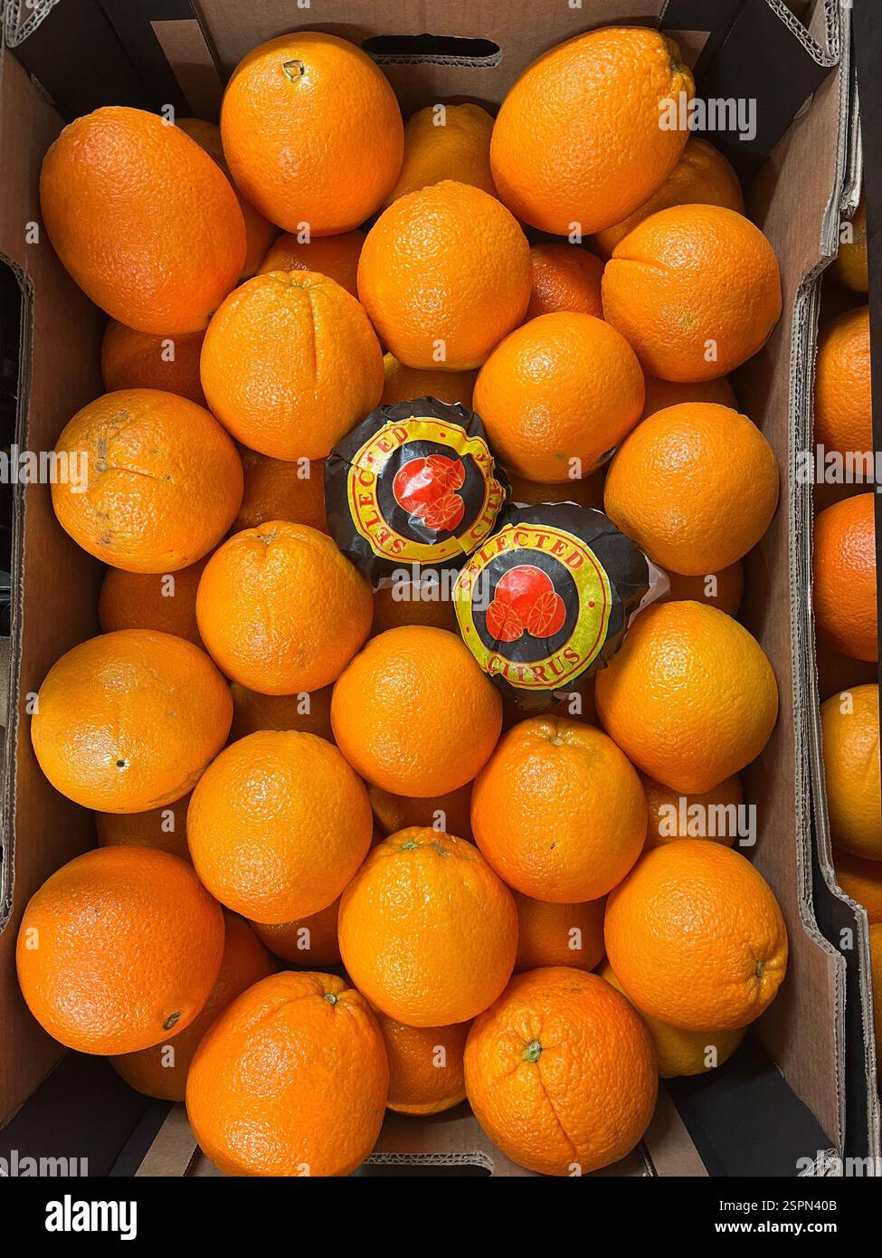 arance, agrumi, frutta, cassa, vista dall'alto, magazzino, stoccaggio, agricoltura, approvvigionamento alimentare, logistica, distribuzione, catena di approvvigionamento - Immagine stock catturata con smartphone