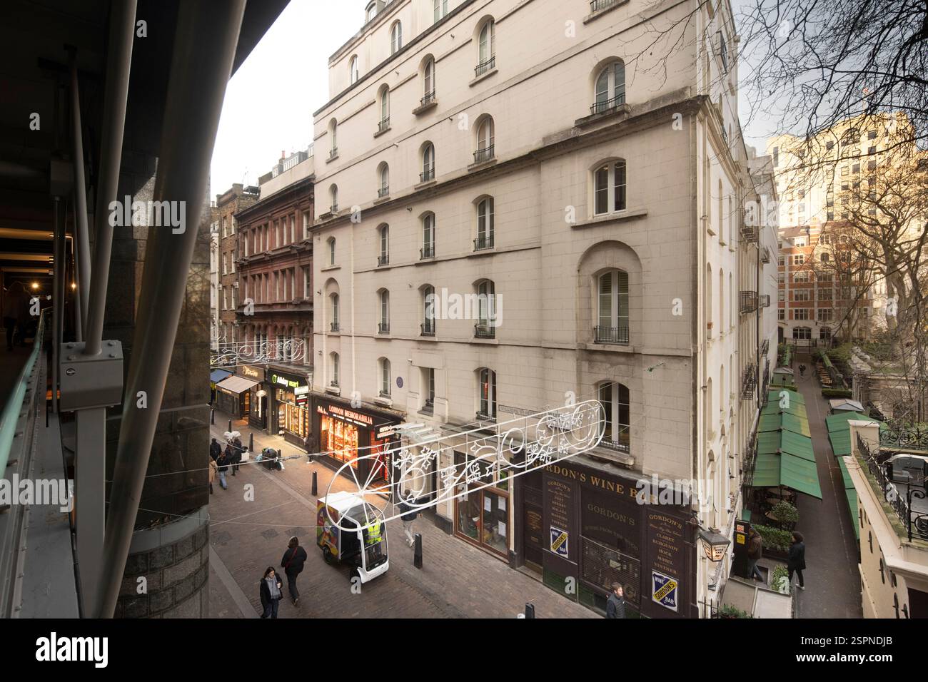 Zona pedonale della Kipling House di Londra, Villiers Street. Il Gordon's Wine Bar è visibile. Foto Stock