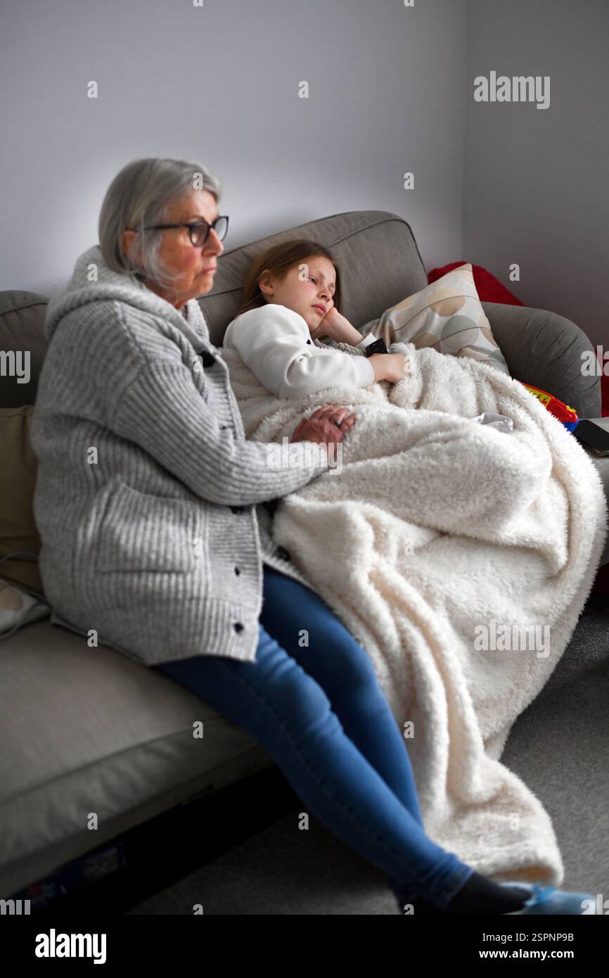 nonna con un figlio malato Foto Stock