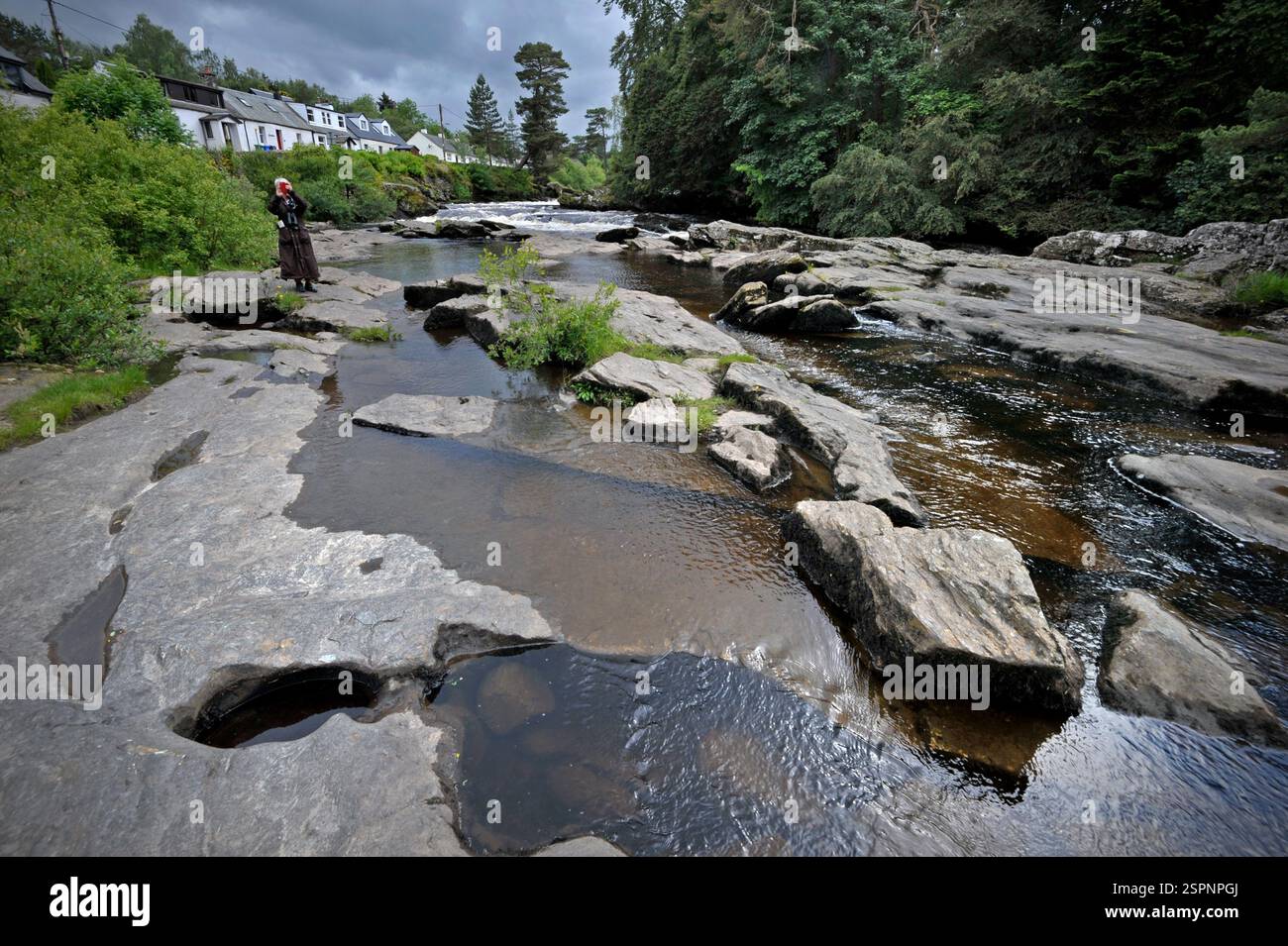 il fiume dochart scorre attraverso killin, perthshire, scozia Foto Stock