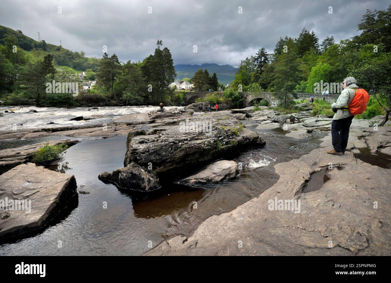 il fiume dochart scorre attraverso killin, perthshire, scozia Foto Stock
