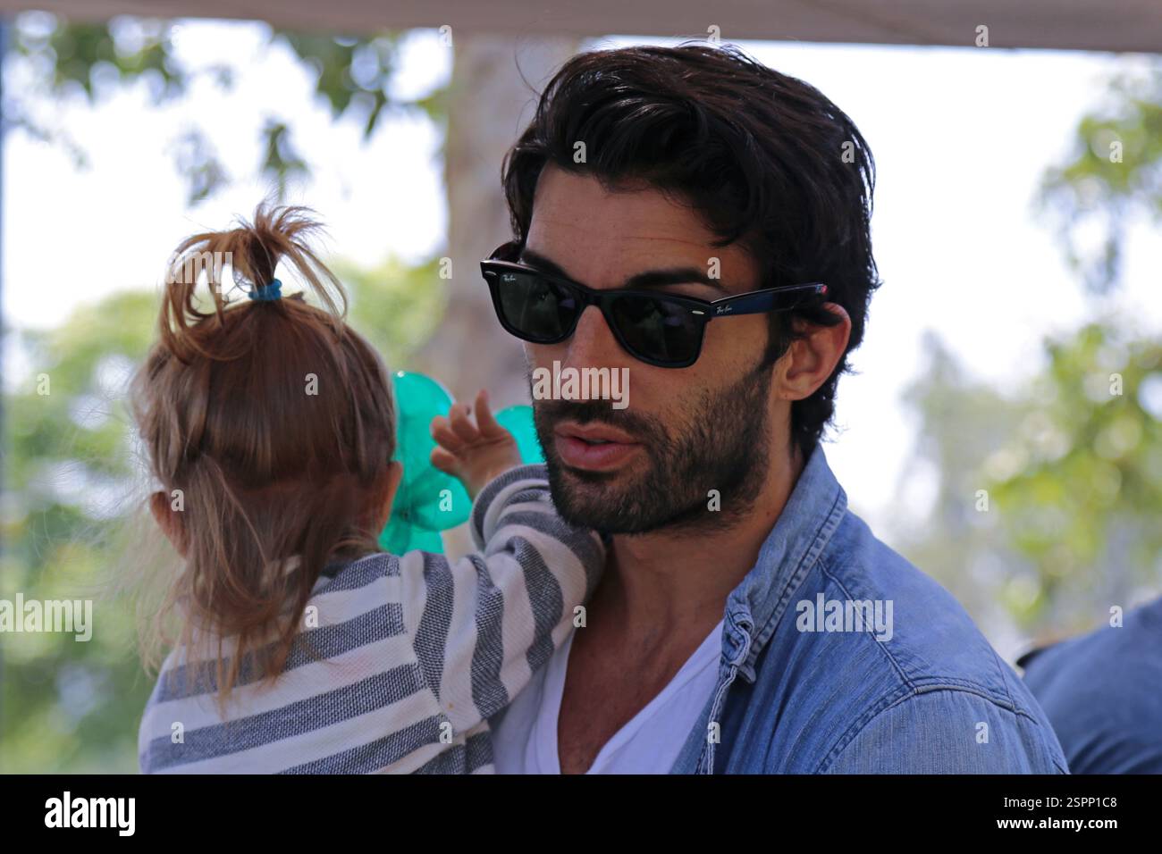 North Hollywood, California, USA - 2 giugno 2017: L'attore Justin Baldoni viene mostrato all'inaugurazione del parco giochi "Rocket's Universe". Foto Stock