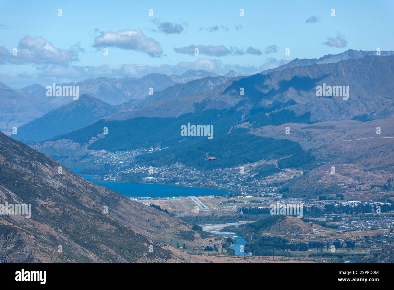 Queenstown, 29 gennaio 2025: Un aereo che arriva per atterrare all'aeroporto di Queenstown Foto Stock