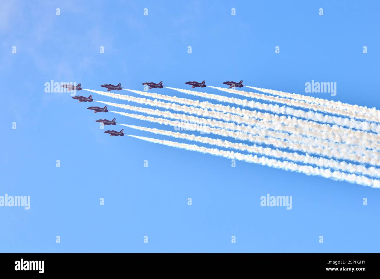 La RAF Red Arrows Aerobatic Team si è allenata contro la RAF Waddington Foto Stock