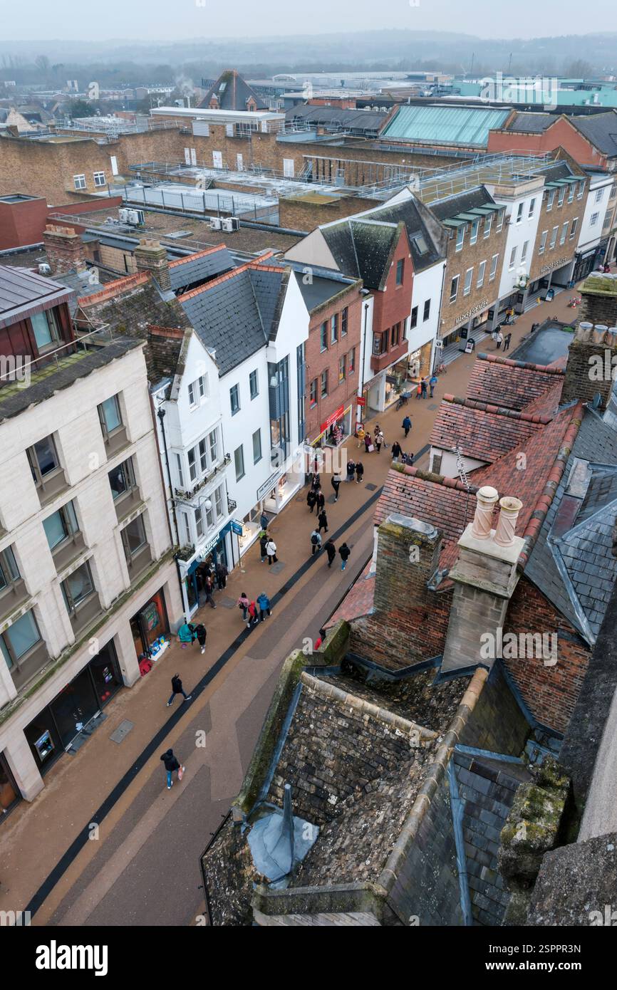 Carfax, Oxford, Inghilterra - la vista di High Street dalla cima della Carfax Tower all'incrocio tra St Aldate's, Cornmarket Street, Queen Street e. Foto Stock