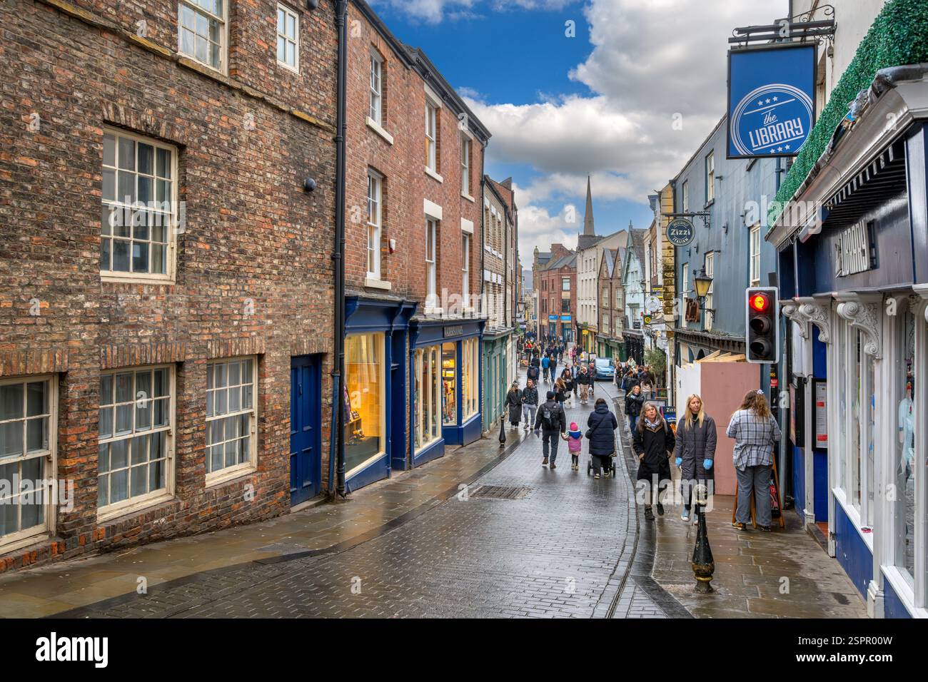 Negozi e negozi su Saddler Street nel centro della città, Durham, County Durham, Inghilterra Foto Stock