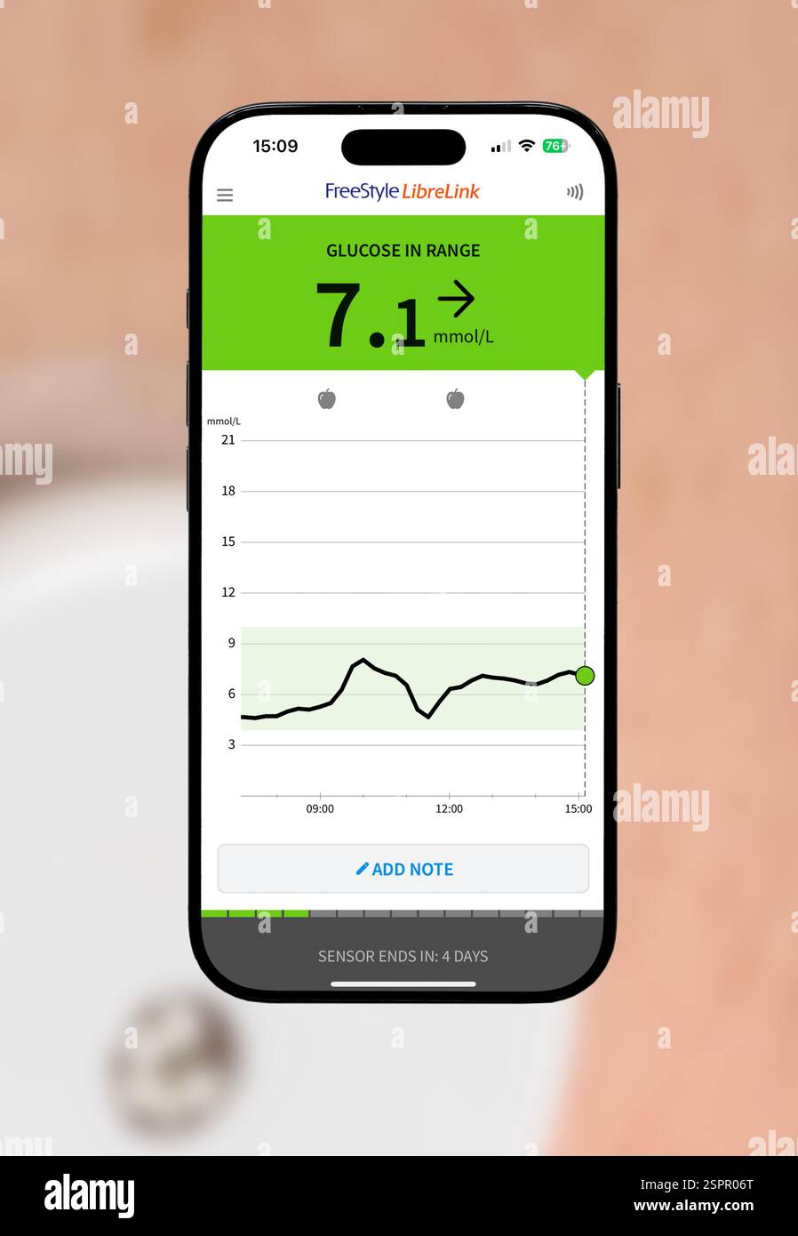 Freestyle LibreLink su iPhone 16. Abbott Freestyle Libre 2 è un sistema di monitoraggio della glicemia Flash (monitoraggio continuo della glicemia) per il diabete. Foto Stock