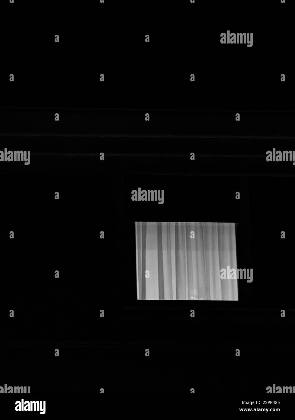 Cornice per finestra luminosa , luce interna, forma quadrata . Prospettiva notturna. Foto Stock