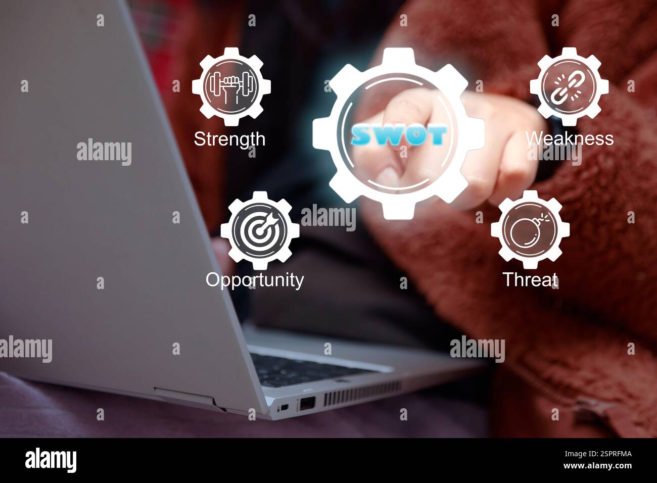 La mano di una donna interagisce con un notebook, mostrando un framework di analisi SWOT con icone di punti di forza, punti deboli, opportunità e minacce. Lavoro ro Foto Stock