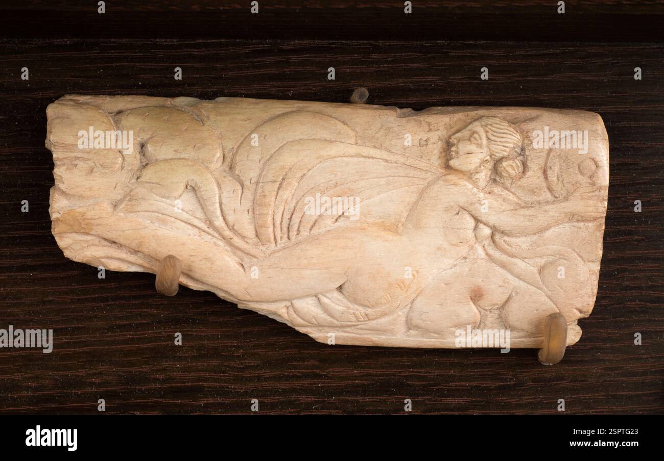 Nereide reclinabile, IV-V secolo d.C. Osso. Scultura di un ignoto artista egiziano. Foto Stock Nereide reclinabile, IV-V secolo d.C. Osso. Scultura di un ignoto artista egiziano. Foto Stock