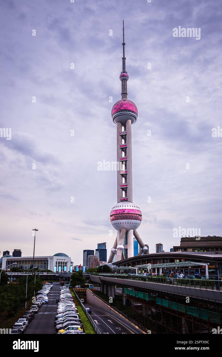 Shanghai, Cina - 25 settembre 2018: Autostrada nel centro di Shanghai che conduce alla Oriental Pearl TV Tower, una struttura futuristica che è una delle t Foto Stock