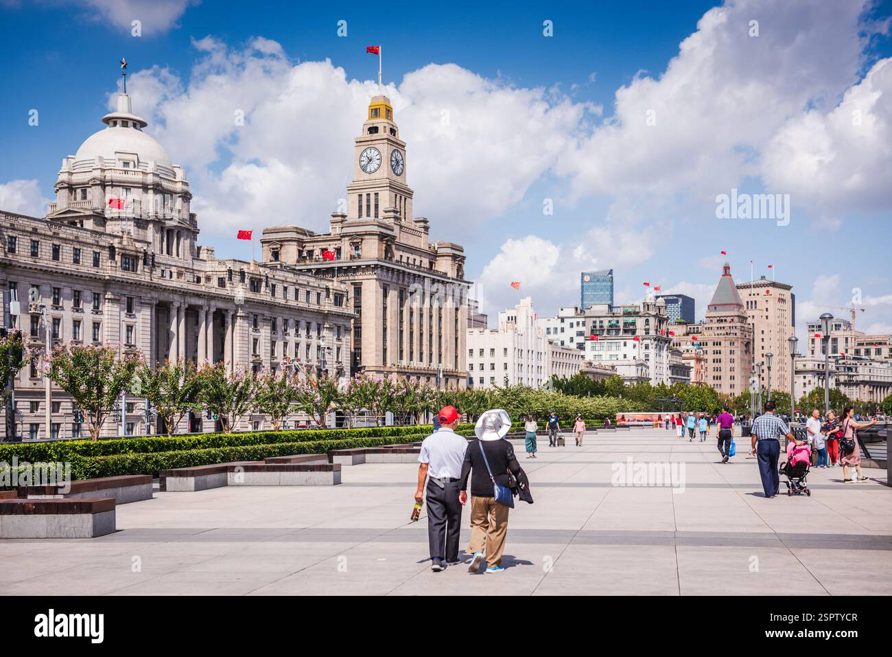 Shanghai, Cina - 26 settembre 2018: Pedoni che passeggiano lungo il Bund, una famosa passeggiata sul lungomare costeggiata da edifici di epoca coloniale come il Foto Stock