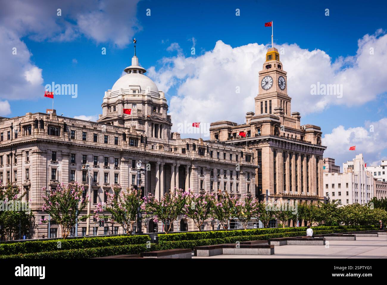 Shanghai, Cina - 26 settembre 2018: Pedoni che passeggiano lungo il Bund, una famosa passeggiata sul lungomare costeggiata da edifici di epoca coloniale come il Foto Stock