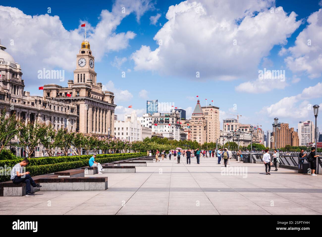 Shanghai, Cina - 26 settembre 2018: Pedoni che passeggiano lungo il Bund, una famosa passeggiata sul lungomare costeggiata da edifici di epoca coloniale come il Foto Stock