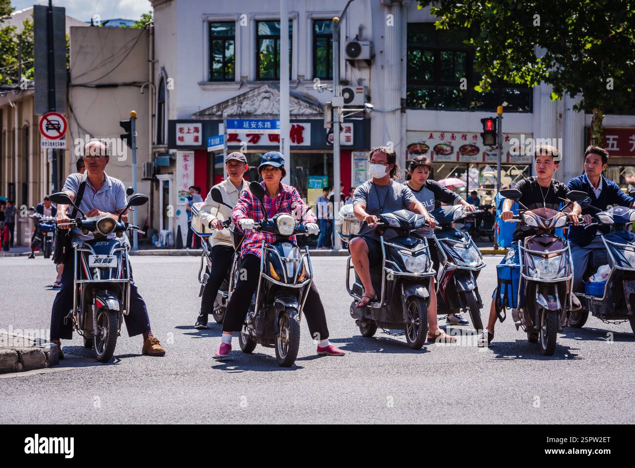 Shanghai, Cina - 26 settembre 2018: Gruppo di scooter ad un incrocio vicino al Bund. Foto Stock