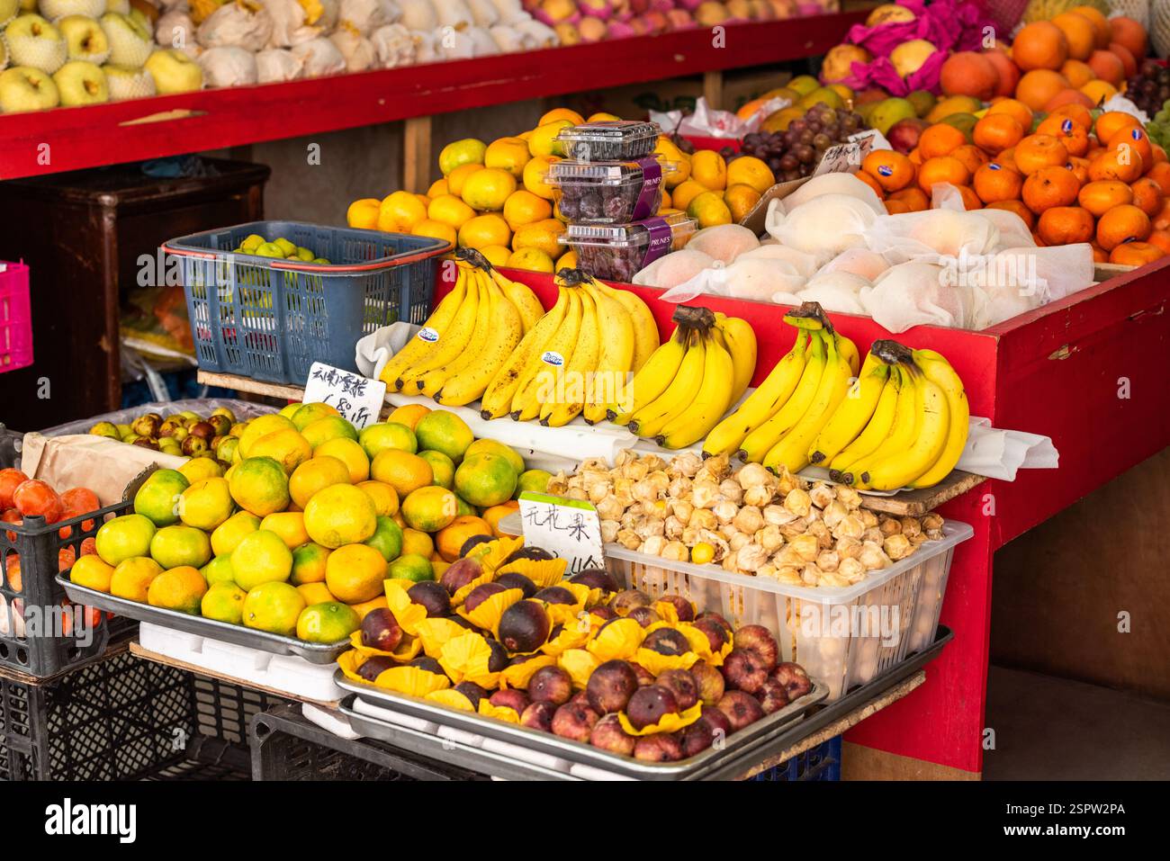 Shanghai, Cina - 27 settembre 2018: Stand di frutta colorata vicino al Bund. Foto Stock