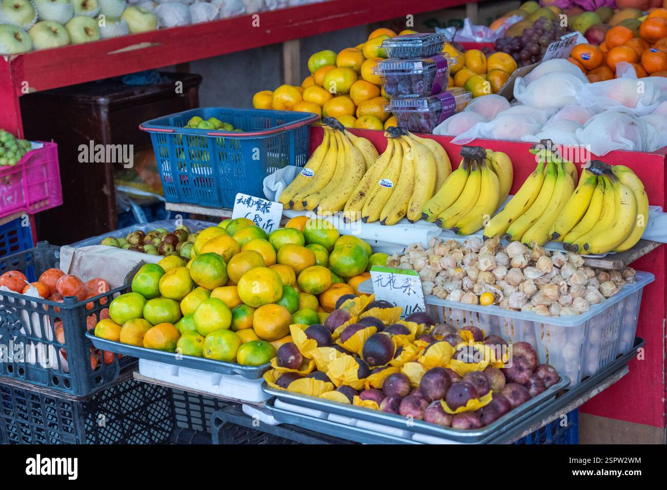 Shanghai, Cina - 27 settembre 2018: Stand di frutta colorata vicino al Bund. Foto Stock