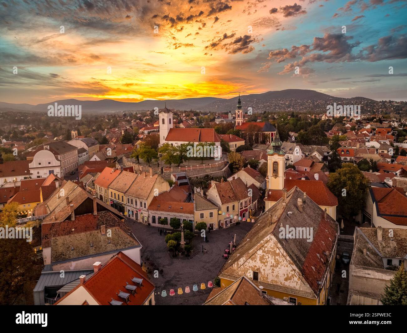 Vista aerea al tramonto di Szentendre, affascinante cittadina turistica in Ungheria vicino al Danubio, alla chiesa greca ortodossa e al cielo spettacolare e colorato Foto Stock