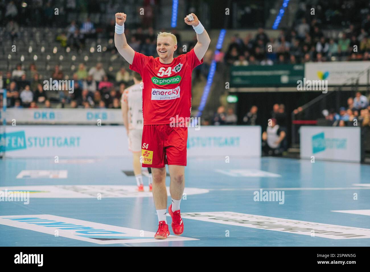 Stoccarda, Germania. 13 febbraio 2025. Justus Fischer (TSV Hannover-Burgdorf, #54) reißt Die Arme hoch und jubelt, TVB Stuttgart vs. TSV Hannover-Burgdorf, Handball, 1. Bundesliga, 19 anni. Spieltag, Saison 2024/2025, 13.02.2025, foto: Eibner-Pressefoto/Lars Neumann credito: dpa/Alamy Live News Foto Stock