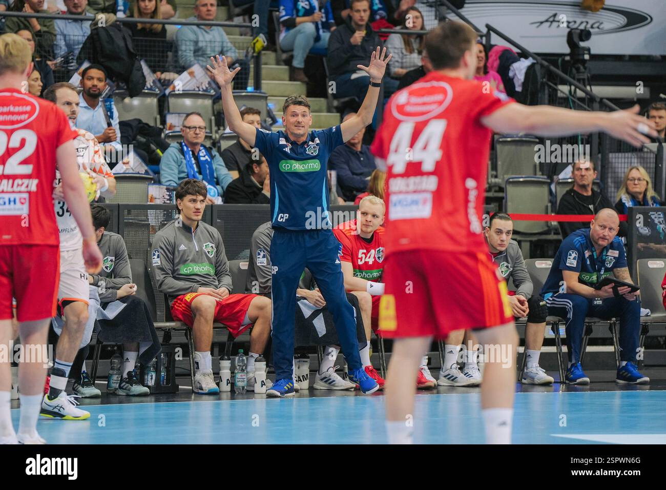 Stoccarda, Germania. 13 febbraio 2025. Christian Prokop (TSV Hannover-Burgdorf, #hc) gibt Anweisungen am Seitenrand und reißt die Arme hoch, TVB Stuttgart vs. TSV Hannover-Burgdorf, Handball, 1. Bundesliga, 19 anni. Spieltag, Saison 2024/2025, 13.02.2025, foto: Eibner-Pressefoto/Lars Neumann credito: dpa/Alamy Live News Foto Stock