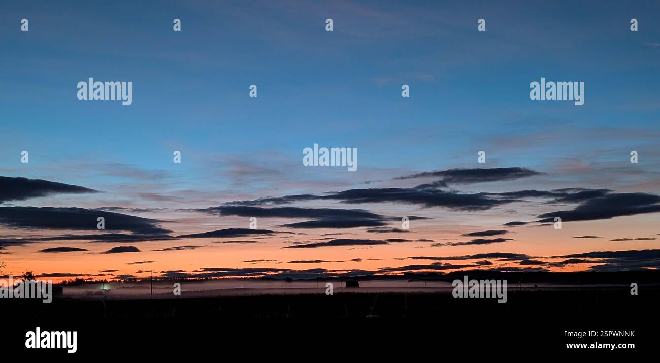 Misty Morning, Foggy Landscape, Golden Hour Scotland, vista panoramica della campagna delle Highland - Immagine stock catturata con smartphone