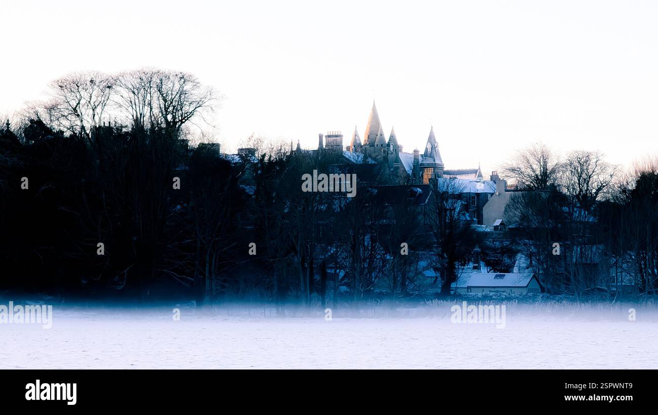 Magical Castle, Snowy Landscape, Ethereal, Fairytale, Magical, paesaggio mistico, Highlands, Scozia, edificio storico Foto Stock