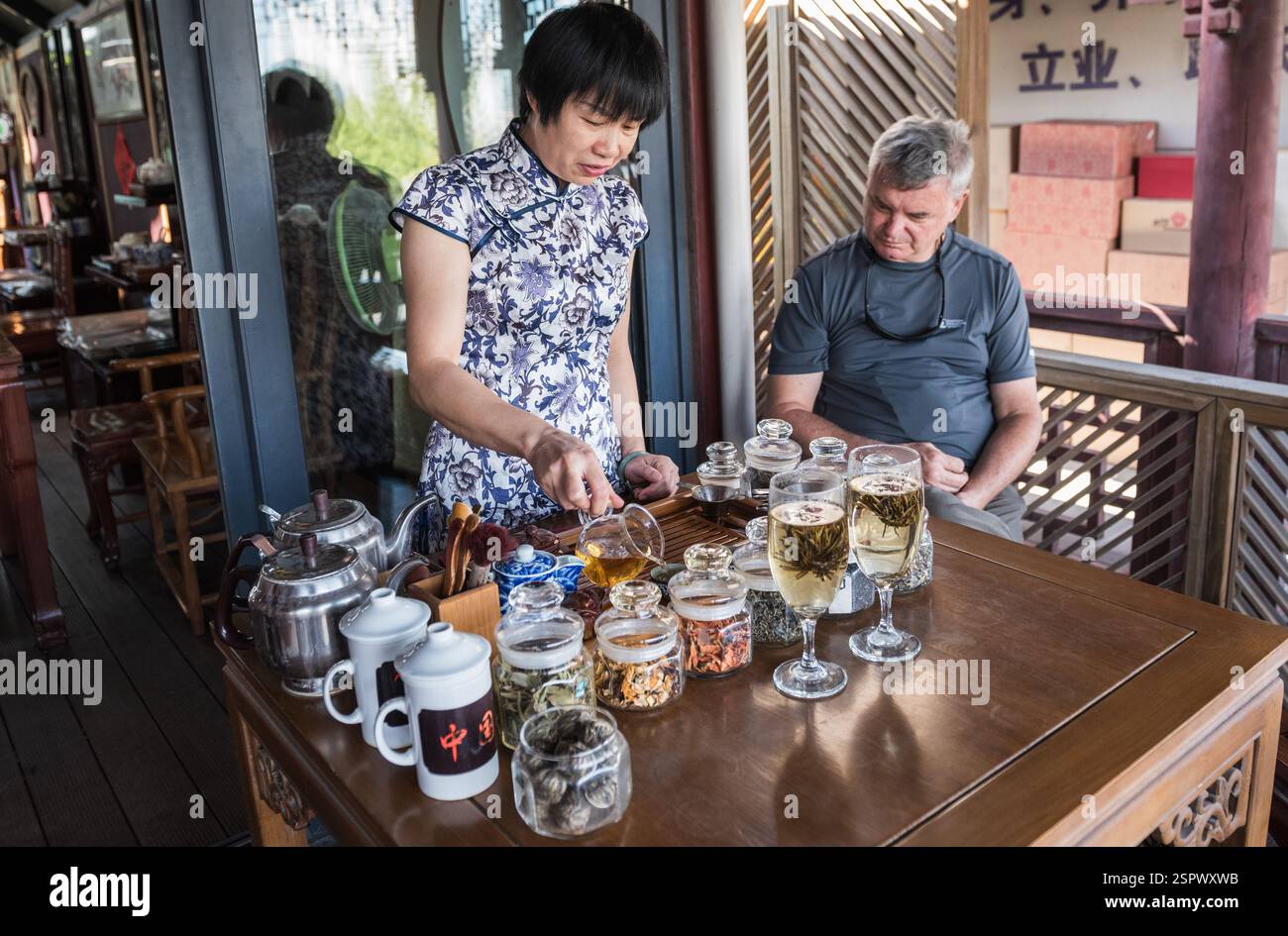 Shanghai, Cina - 27 settembre 2018: Cerimonia del tè tradizionale cinese presso lo storico quartiere del Bazar Yuyuan. Foto Stock