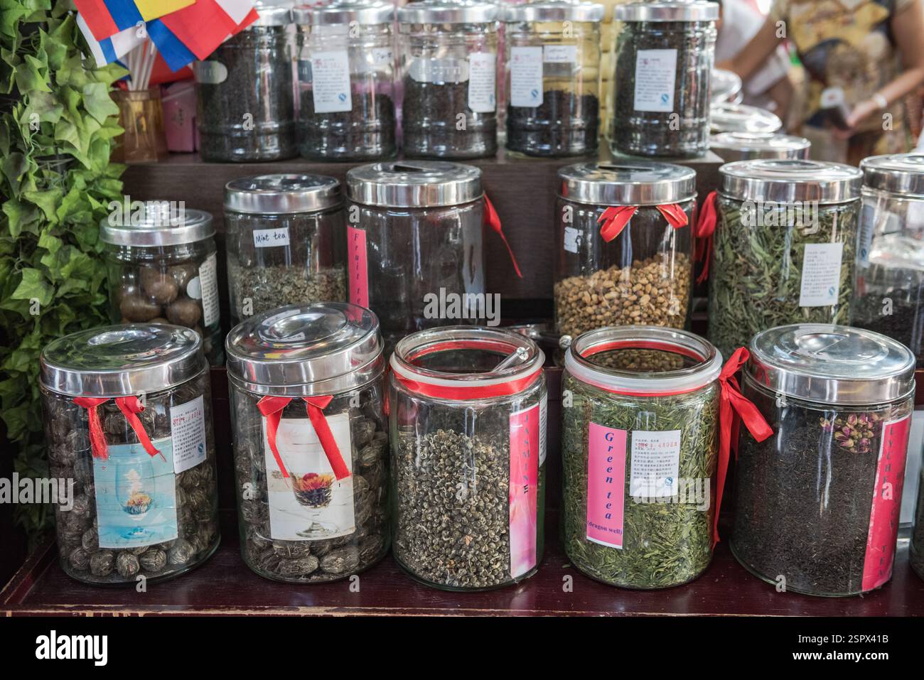 Collezione di tè in vasetti per la tradizionale cerimonia del tè cinese nello storico quartiere del Bazar Yuyuan. Foto Stock
