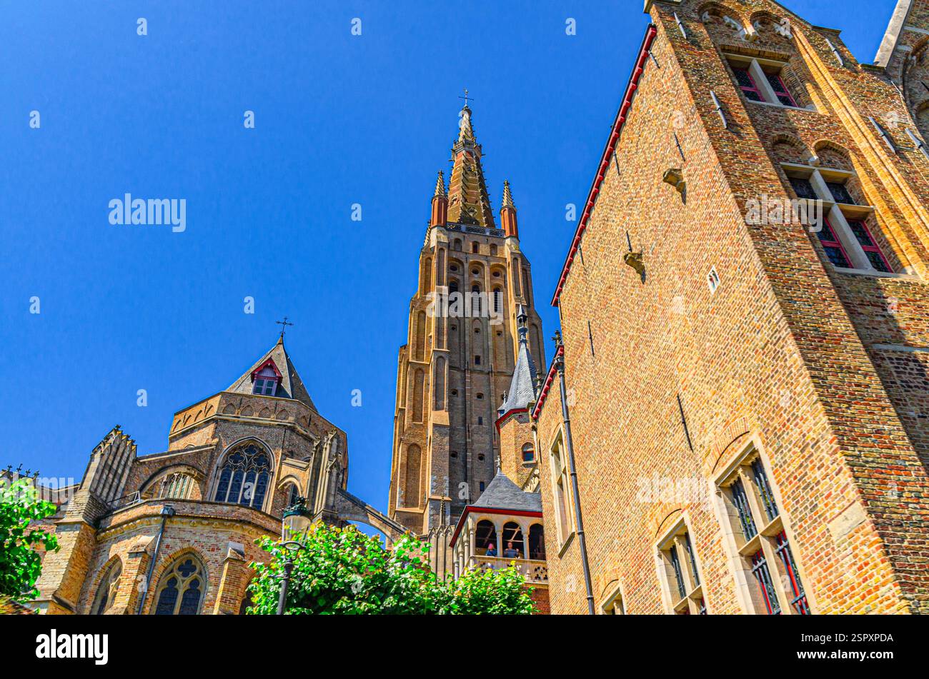 Chiesa Cattolica Romana di nostra Signora edificio in stile gotico con torre in muratura, Onze-lieve-Vrouwekerk, quartiere del centro storico di Bruges, la città di Bruges His Foto Stock