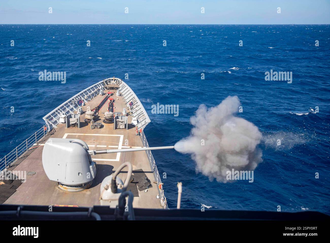 In mare. 23 gennaio 2025. L'incrociatore missilistico guidato classe Ticonderoga USS Gettysburg (CG 64) spara un cannone Mark 45 da 5 pollici durante un'esercitazione di fuoco vivo nell'area di responsabilità del comando centrale degli Stati Uniti (Credit Image: © U.S. Navy/ZUMA Press Wire) SOLO PER USO EDITORIALE! Non per USO commerciale! Foto Stock