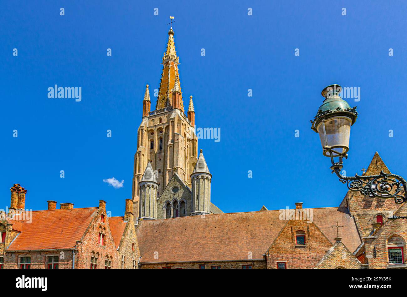 Chiesa cattolica romana di nostra Signora edificio in stile gotico con torre in mattoni e museo Eleonora Verbeke Verbekehof, Bruges Old to Foto Stock