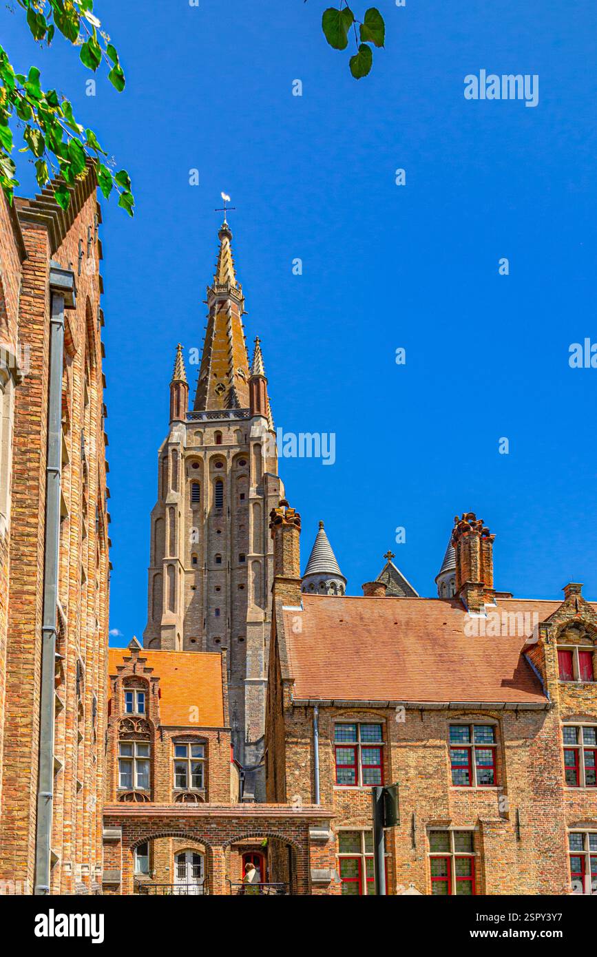 Chiesa cattolica romana di nostra Signora edificio in stile gotico con torre in mattoni e museo Eleonora Verbeke Verbekehof, Bruges Old to Foto Stock