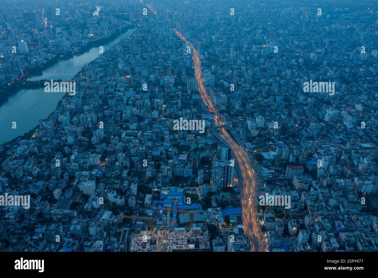 Una vista aerea di Dacca al crepuscolo, che mostra le vivaci sfumature del paesaggio urbano in una delle città più densamente popolate al mondo. Dhaka, Ban Foto Stock