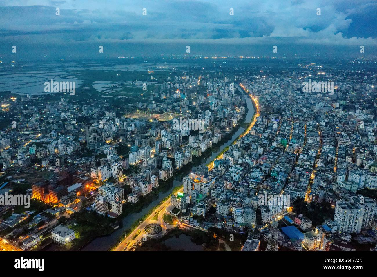 Una vista aerea di Dacca al crepuscolo, che mostra le vivaci sfumature del paesaggio urbano in una delle città più densamente popolate al mondo. Dhaka, Ban Foto Stock