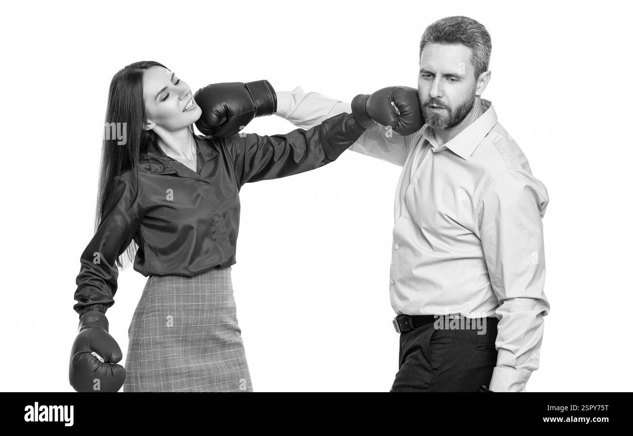 discussione tra colleghi. conflitto d'affari. uomini d'affari con guanti da boxe isolati su bianco. due uomini d'affari che risolvono conflitti d'affari Foto Stock