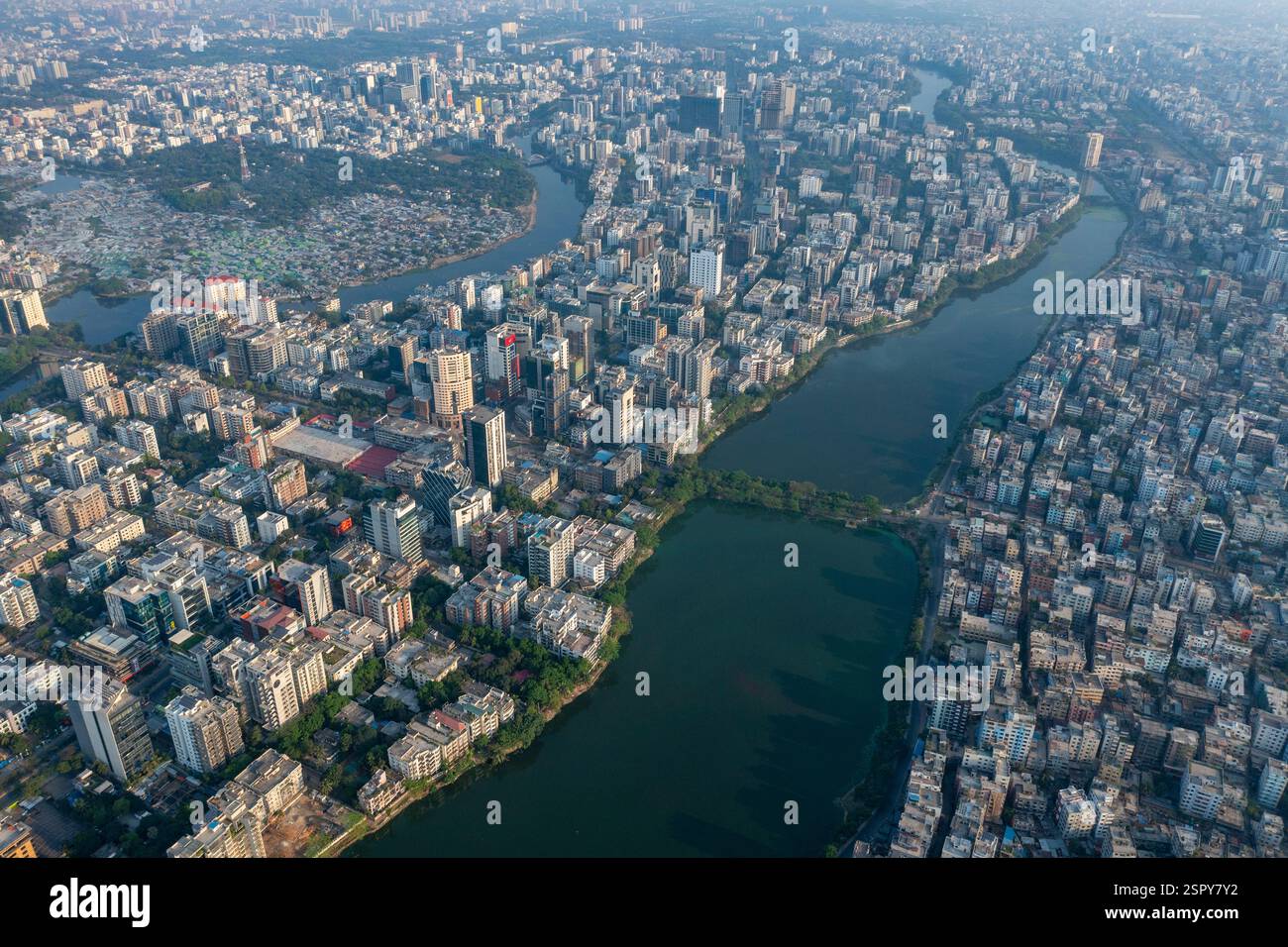 Una vista aerea della zona di Gulshan di Dacca, che mostra il contrasto tra il quartiere di lusso, Korail Slum, e il tranquillo lago Gulshan. Dhaka, Ban Foto Stock