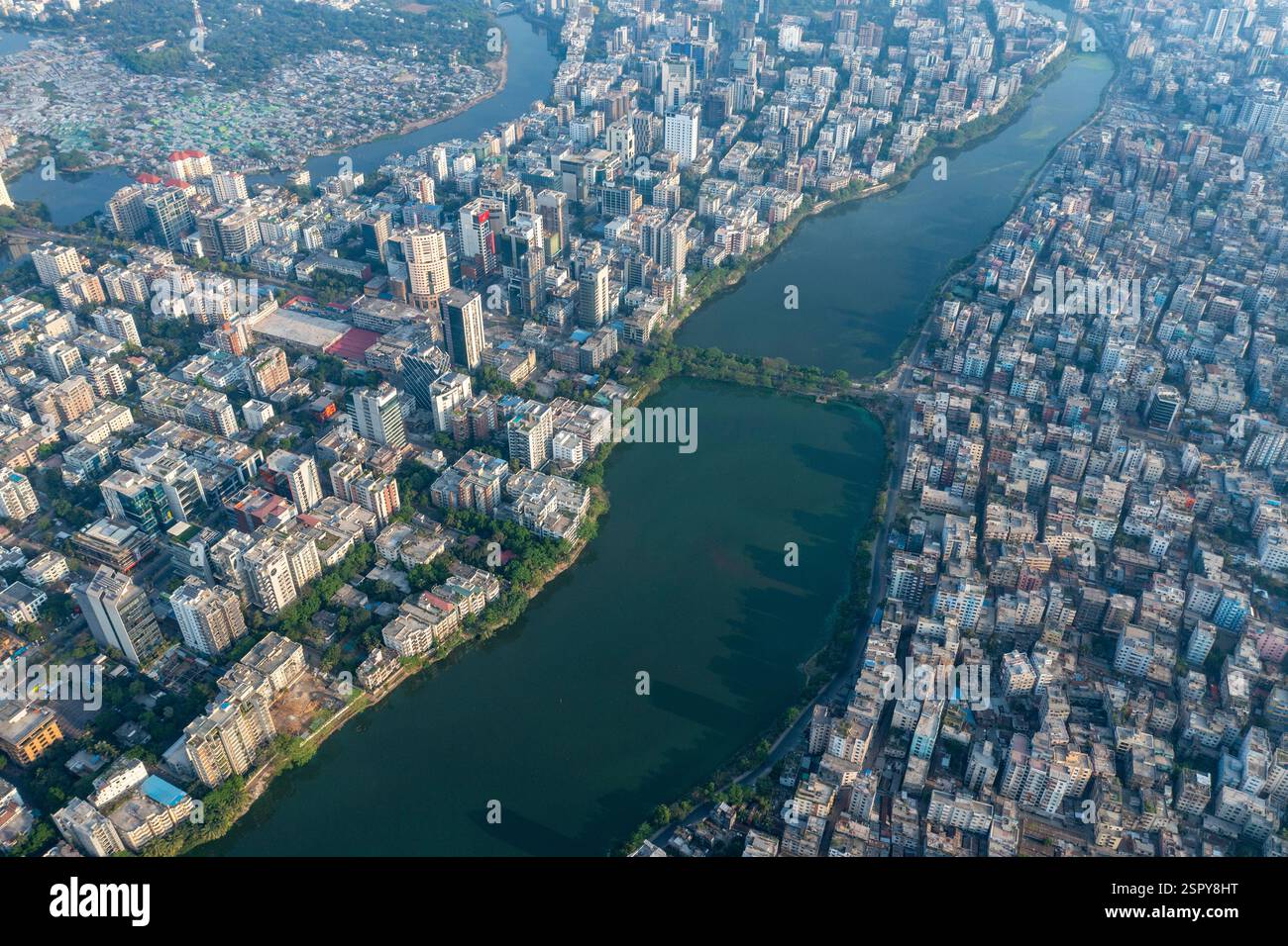 Una vista aerea della zona di Gulshan di Dacca, che mostra il contrasto tra il quartiere di lusso, Korail Slum, e il tranquillo lago Gulshan. Dhaka, Ban Foto Stock