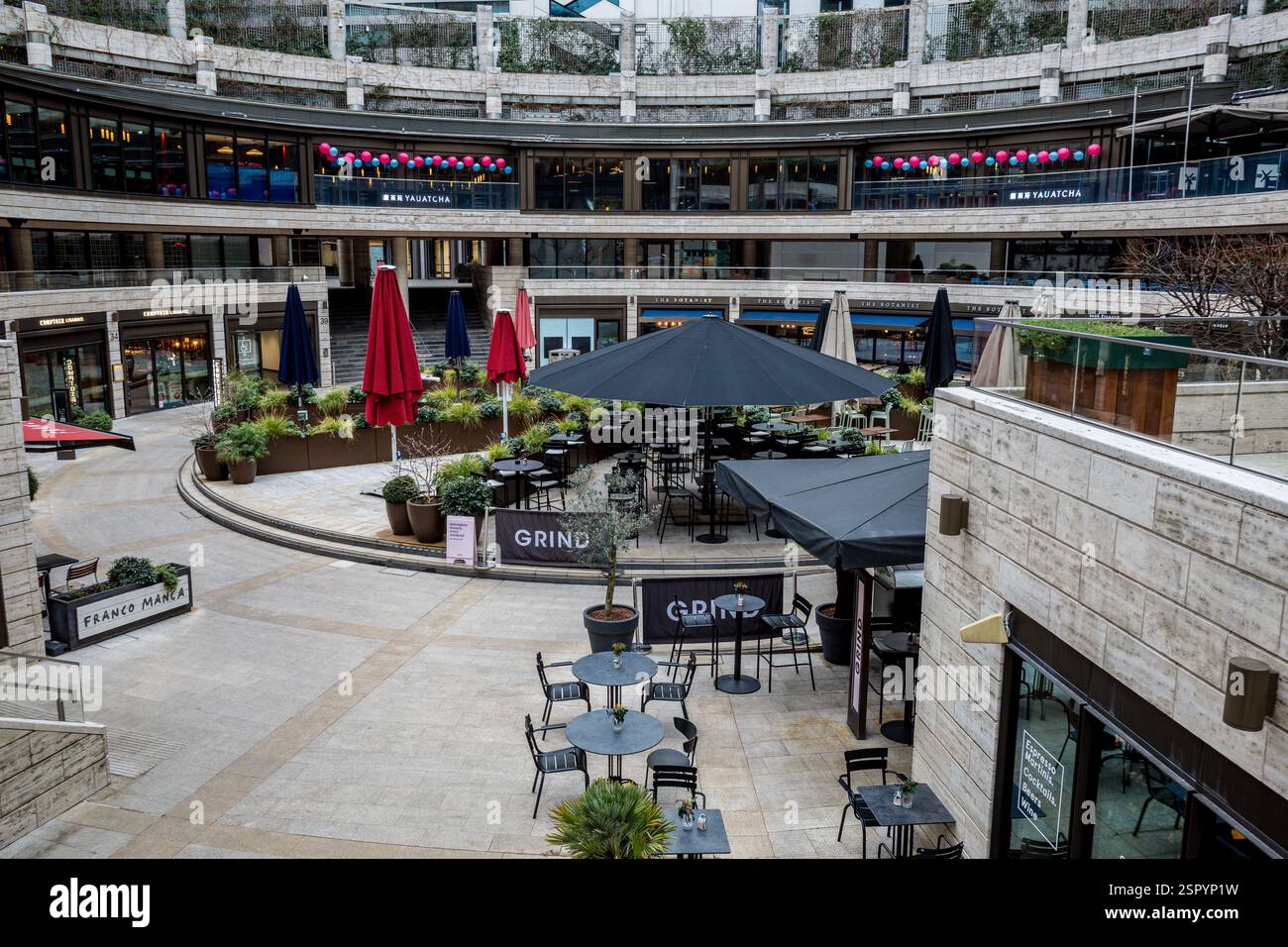 UBS Broadgate Circle nella City di Londra. Costruito alla fine degli anni '1980 come parte della Broadgate Estate, ora un centro amministrativo nel cuore di Broadgate Estate. Foto Stock