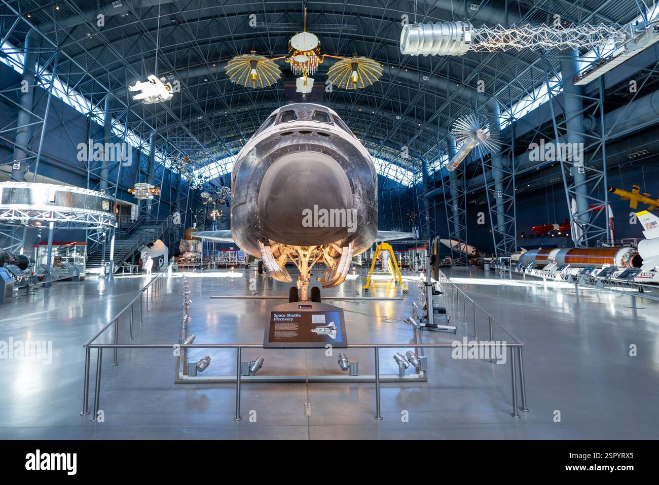 Space Shuttle «Discovery» nello Smithsonian Air and Space Museum. Udvar Hazy Center presso l'aeroporto di Dulles Foto Stock