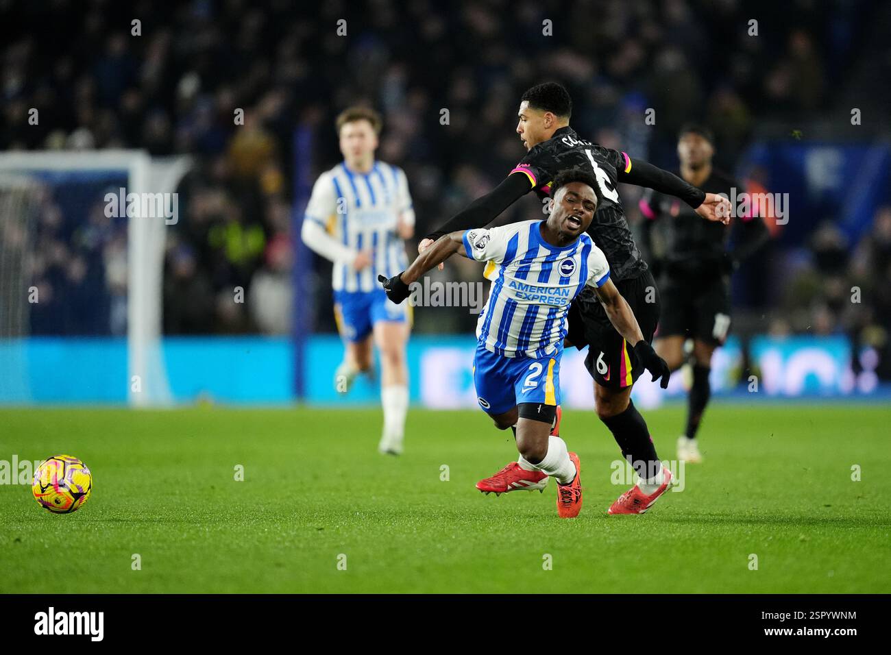 Tariq Lamptey di Brighton e Hove Albion e Levi Colwill di Chelsea (a destra) combattono per il pallone durante la partita di Premier League all'American Express Stadium di Brighton. Data foto: Venerdì 14 febbraio 2025. Foto Stock
