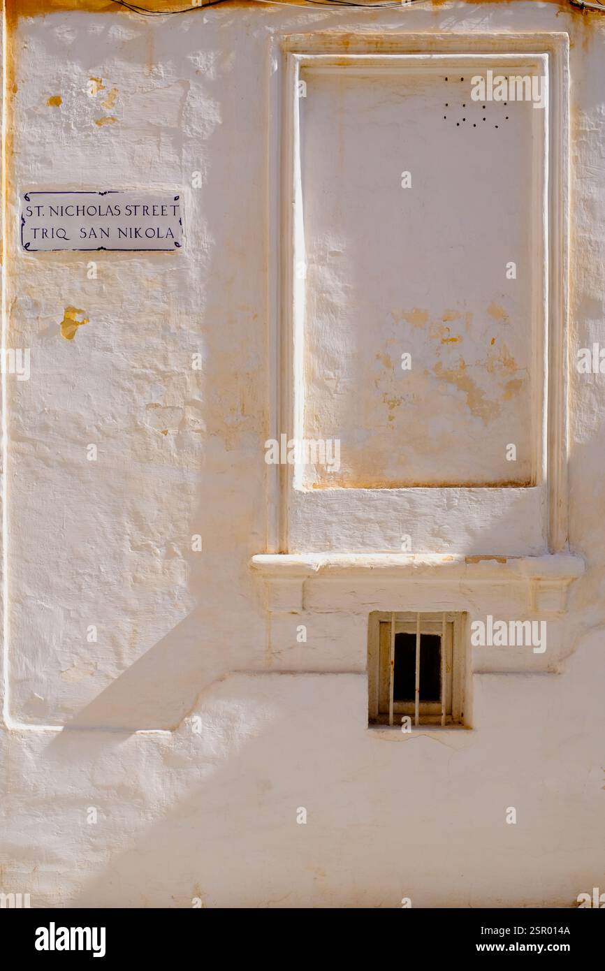 Pareti bianche con piccole finestre e decorazioni murali Foto Stock