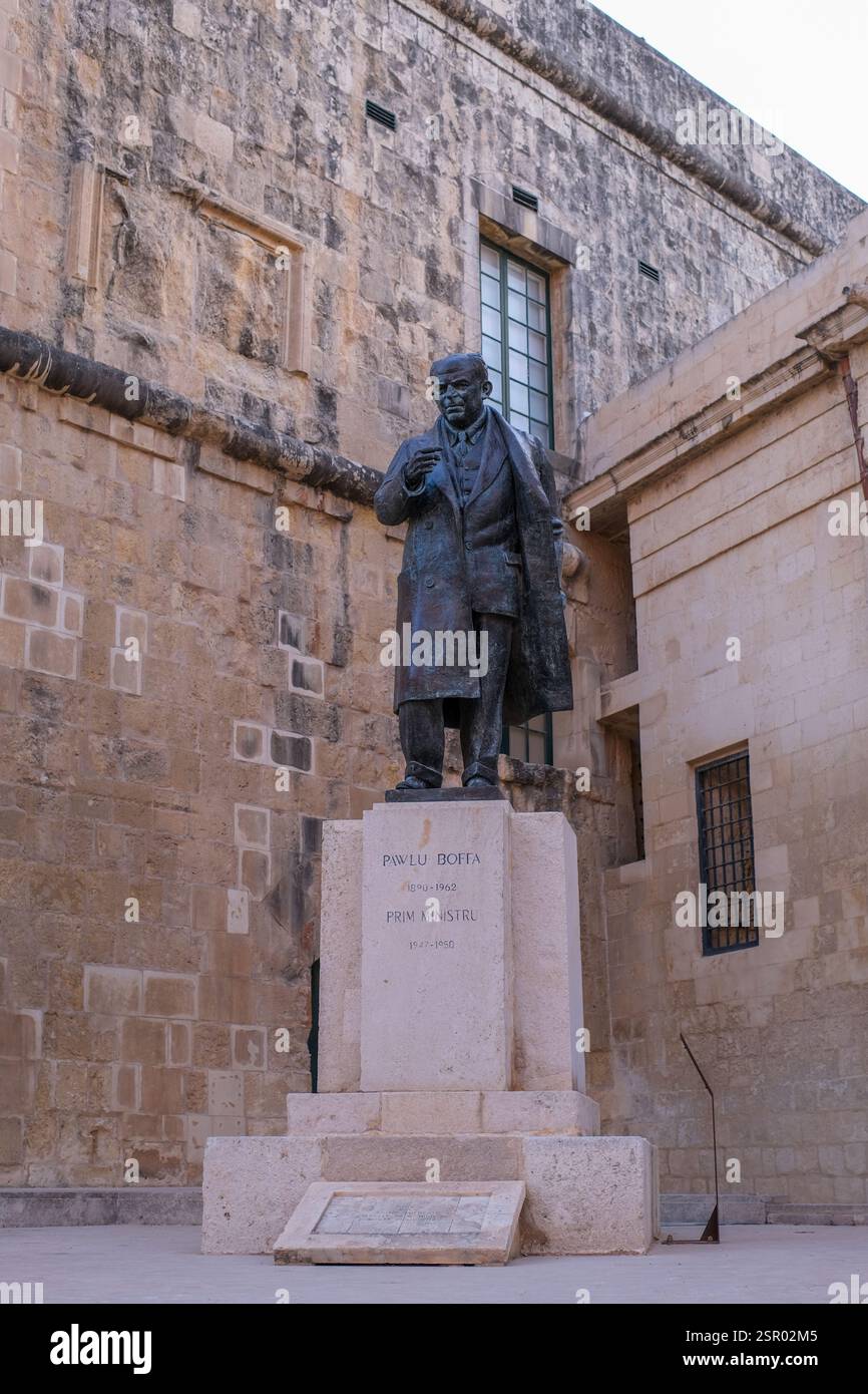 Statua di Paul Boffa in Piazza Castiglia, la Valletta, scolpita da Vincent Apap nel 1976 Foto Stock