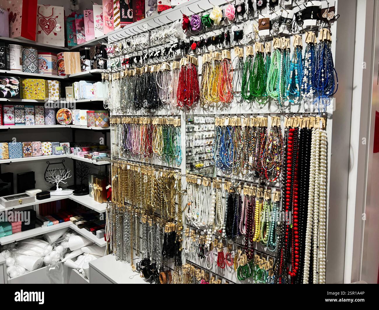 Leopoli, Ucraina - 13 febbraio 2025: Una vivace selezione di perline, collane e materiali creativi disposti in un negozio. Foto Stock