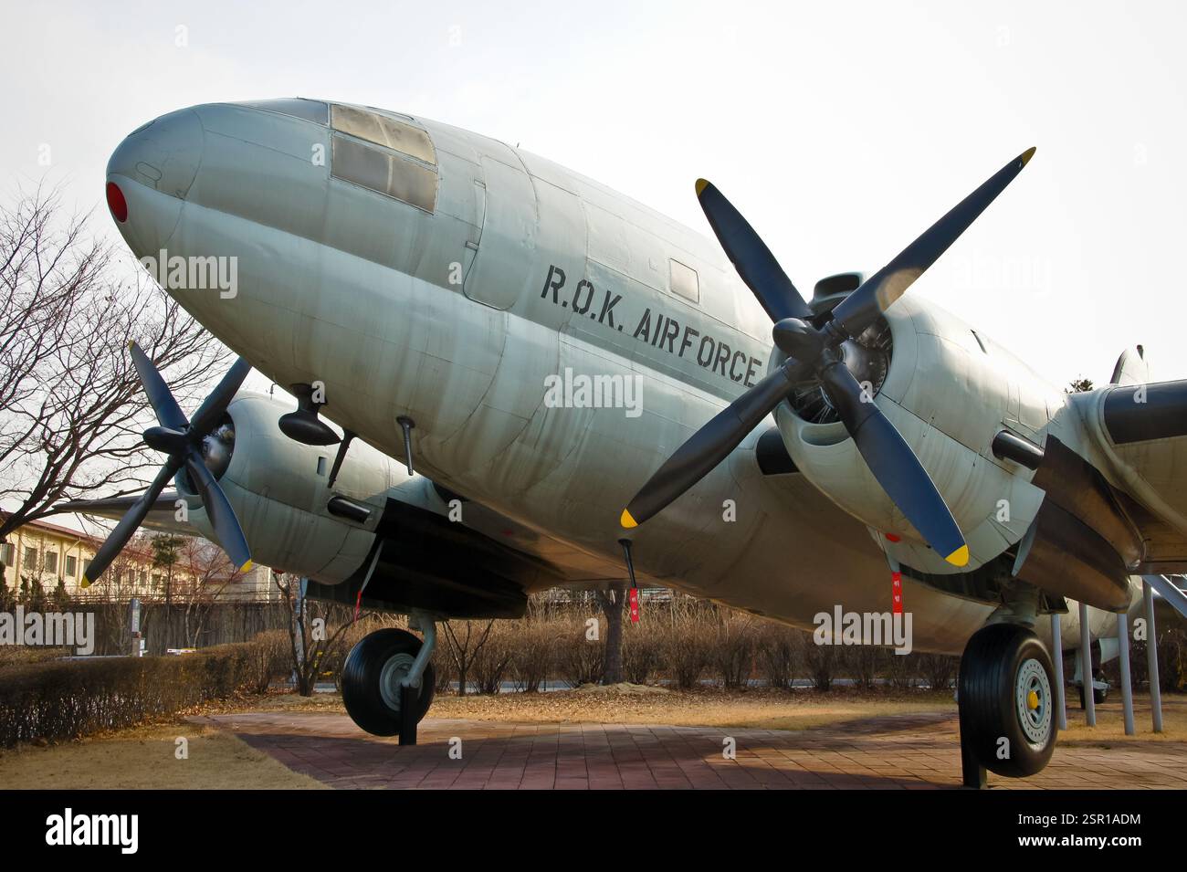 R.O.K. Air Force Curtiss C-46 Commando. Aeromobili da trasporto utilizzati dalla Corea del Sud. Aereo da trasporto bimotore dell'era della seconda guerra mondiale. Simbolo dell'esercito della Corea del Sud Foto Stock